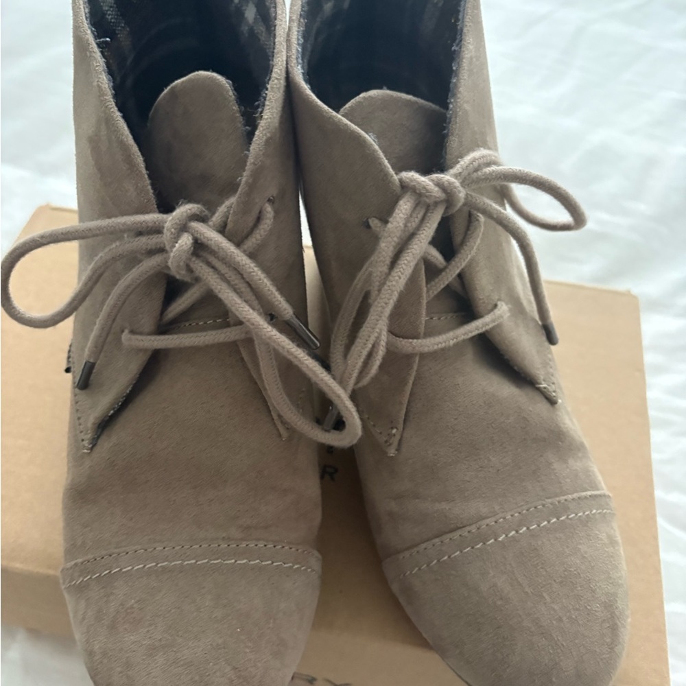 BONGO Women's Lace Up Boots - Tan